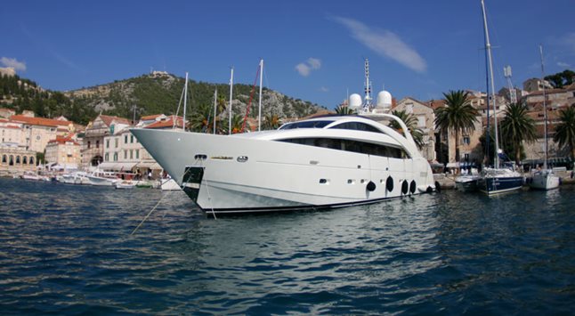 Yacht à moteur de luxe à Hvar, en Croatie