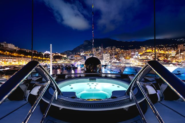 Un Spa Jacuzzi sur un yacht de luxe en location au Habor de Monte-Carlo