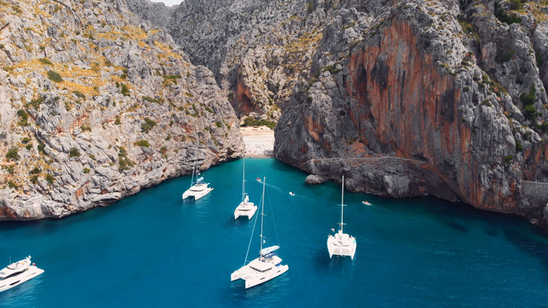 Cala de sa Calobra avec des voiliers au mouillage