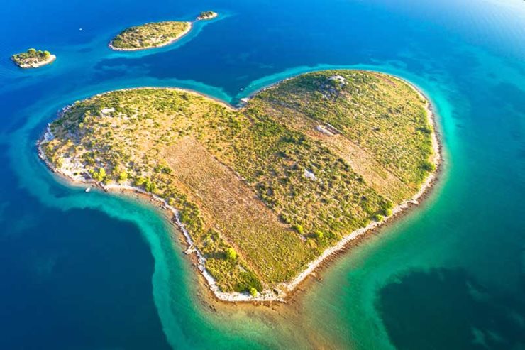 Île en forme de cœur Galesnjak près de Zadar