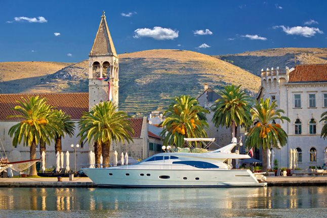 Yacht à moteur de luxe à Trogir
