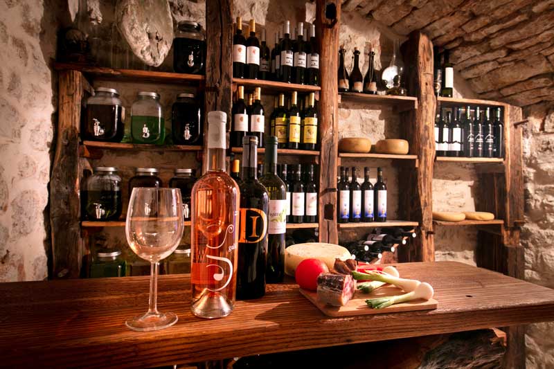 Cave à vin à Podselje sur l'île de Vis