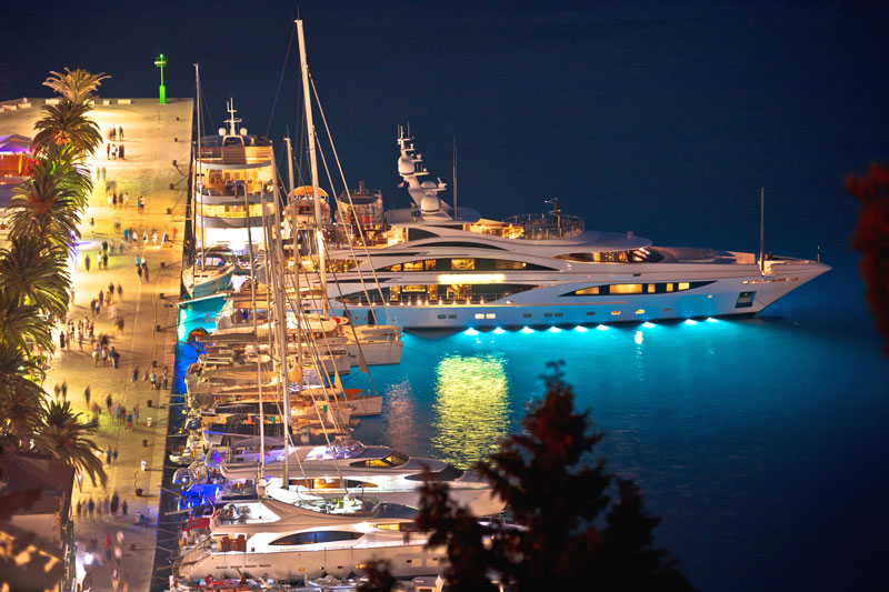Yachts de luxe dans le port de l'île de Hvar